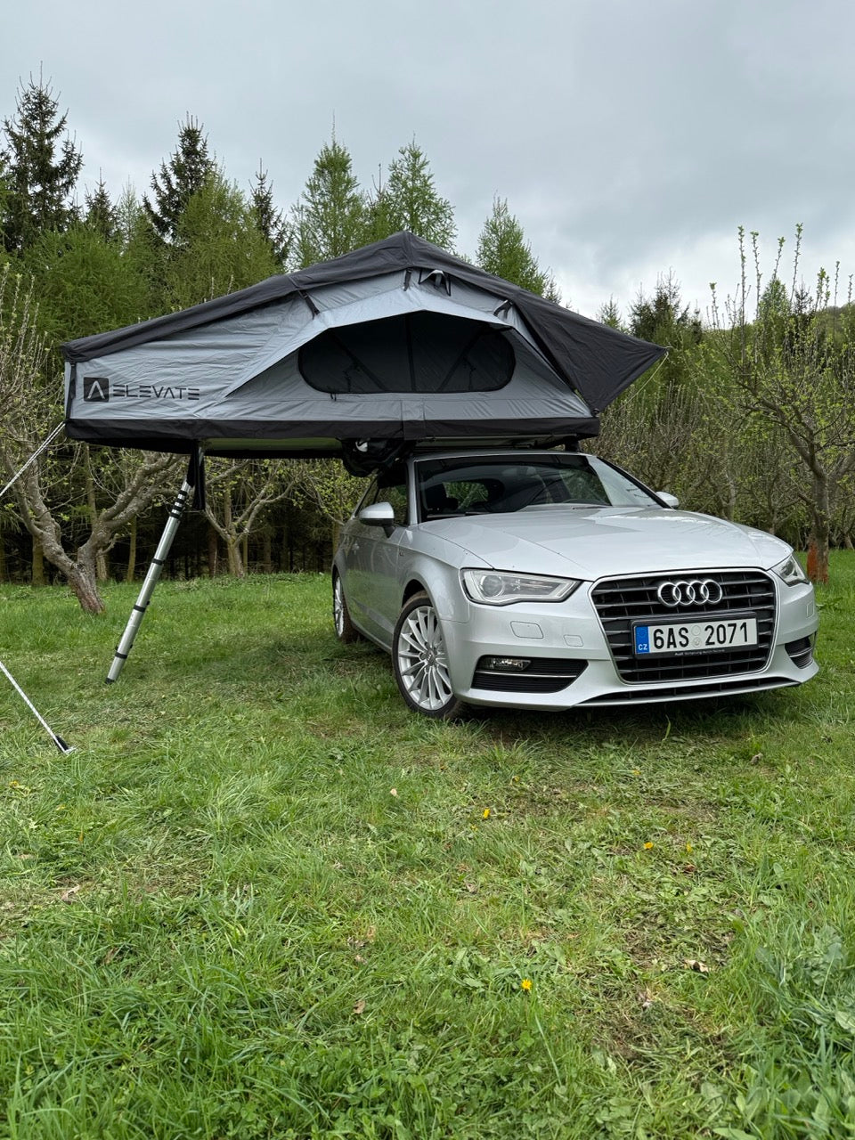 Půjčit střešní autostan Elevate